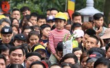 Trẻ em vạ vật theo cha mẹ đi lễ giữa biển người ở chùa Hương